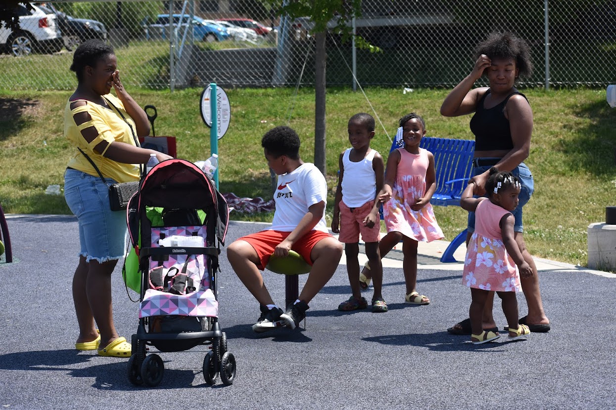 kids with moms in the park