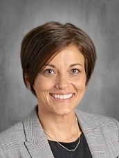 woman wearing a black shirt
